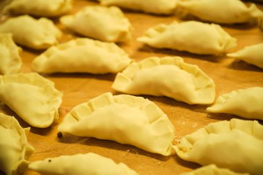 Arjantinli Empanada 'lar fırında pişirmeye hazır, geleneksel Arjantin yemekleri.