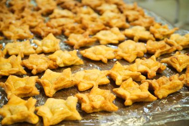 Pastelitos, geleneksel Arjantin gevreği, özellikle ulusal tatillerde tüketilen, taze kızartılmış ve yemeye hazır.