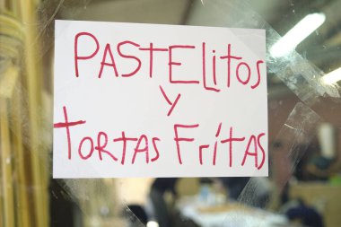Pastelitos ve tortas fritas yazılı el yazısı poster, iki geleneksel Arjantin yemekleri yaygın olarak tüketilen Özellikle ulusal bayramlarda öğleden sonra atıştırmalıkları.