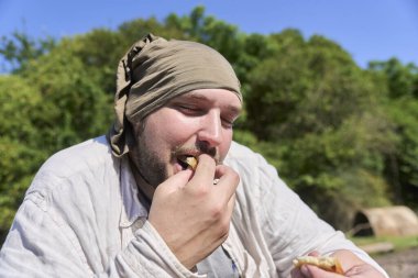 Yüzünde pozitif ifade olan genç bir İspanyol sabah taze kızarmış ekmek yiyor..