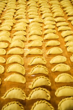 Arjantinli Empanada 'lar fırında pişirmeye hazır, geleneksel Arjantin yemekleri.