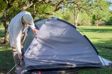 İnsan çadırının direklerini, doğal, sessiz, yeşil ve güneşli bir ortama kurma sürecinde kurar..