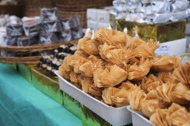 Panayırdaki pastelitos, geleneksel bir Arjantin aperatifi. Genellikle tatlı patatesle ya da ayva reçeliyle doldurulur ve ulusal bayramlarda çok tüketilir..