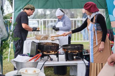 25 Mayıs 2025; Lobos, Buenos Aires, Arjantin: Geleneksel yemekler, el sanatları satışları ve folklorik müzik ile yapılan bir kutlama olan Fiesta de la empanada sırasında yemek pişiren insanlar