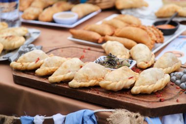 25 Mayıs 2025; Lobos, Buenos Aires, Arjantin: Ulusal bayramı kutlamak için geleneksel yemekler, el sanatları satışları ve folklor müziğiyle yapılan bir kutlama, Fiesta de la empanada sırasında jüri masası