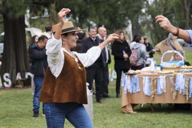 25 Mayıs 2025; Lobos, Buenos Aires, Arjantin: Ulusal bayramda geleneksel yemek, el sanatları ve müzikle yapılan bir kutlama olan Fiesta de la empanada sırasında halk müziği dansı yapan insanlar