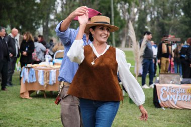 25 Mayıs 2025; Lobos, Buenos Aires, Arjantin: Ulusal bayramda geleneksel yemek, el sanatları ve müzikle yapılan bir kutlama olan Fiesta de la empanada sırasında dans eden halk müziği