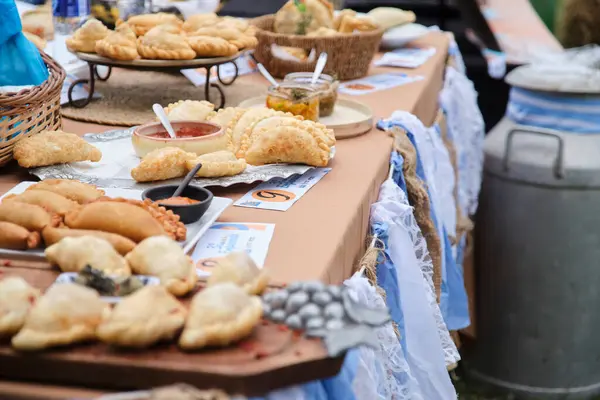 25 Mayıs 2025; Lobos, Buenos Aires, Arjantin: Ulusal bayramı kutlamak için geleneksel yemekler, el sanatları satışları ve folklor müziğiyle yapılan bir kutlama, Fiesta de la empanada sırasında jüri masası