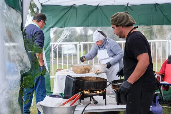 25 Mayıs 2025; Lobos, Buenos Aires, Arjantin: Geleneksel yemekler, el sanatları satışları ve folklorik müzik ile yapılan bir kutlama olan Fiesta de la empanada sırasında yemek pişiren insanlar