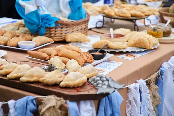 25 Mayıs 2025; Lobos, Buenos Aires, Arjantin: Ulusal bayramı kutlamak için geleneksel yemekler, el sanatları satışları ve folklor müziğiyle yapılan bir kutlama, Fiesta de la empanada sırasında jüri masası