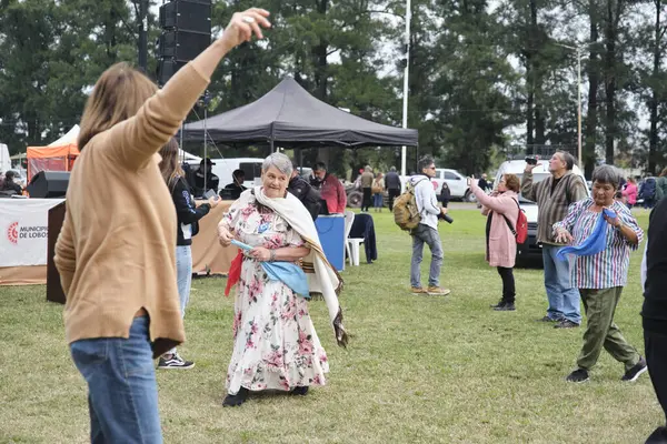 25 Mayıs 2025; Lobos, Buenos Aires, Arjantin: Ulusal bayramda geleneksel yemek, el sanatları ve müzikle yapılan bir kutlama olan Fiesta de la empanada sırasında halk müziği dansı yapan insanlar
