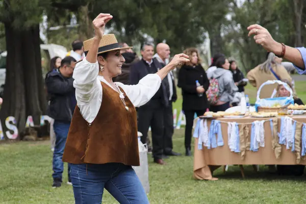 25 Mayıs 2025; Lobos, Buenos Aires, Arjantin: Ulusal bayramda geleneksel yemek, el sanatları ve müzikle yapılan bir kutlama olan Fiesta de la empanada sırasında halk müziği dansı yapan insanlar