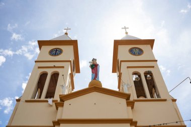 Sutamarchan 'ın ana kilisesinin ön cephesi Boyaca, Kolombiya' da..