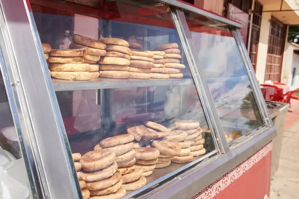 Arepalar, mısır ve buğday unundan yapılan geleneksel Kolombiya yemekleri olan ve peynirle doldurulmuş bir vitrinde satışa çıkarıldı..