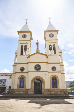 29 Kasım 2022; Sutamarchan, Boyaca, Kolombiya: Sağlıklı Kadın Cemaatimizin cephesi, kasabanın ana Katolik tapınağı.