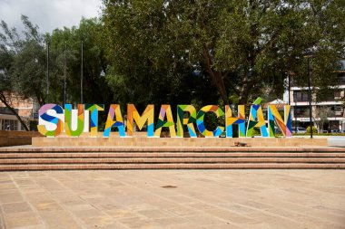 29 Kasım 2022; Sutamarchan, Boyaca, Kolombiya: Şehrin adını oluşturan renkli harflerle imzalayın, bu şehrin ana meydanında.