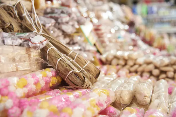 Paramo, Santander, Kolombiya 'da satışa sunulan geleneksel Kolombiya tatlılarının renkli çeşitleri.