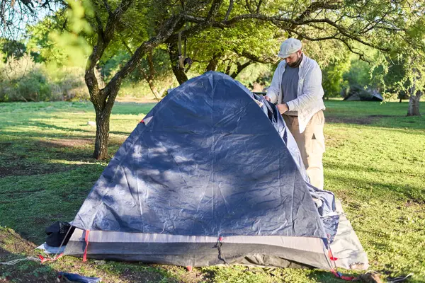 Çadırının yanında duran bir adam, Arjantin 'de vahşi bir kamp alanında kapatıyor..