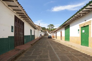 Barichara, Santander, Kolombiya; 25 Kasım 2022: Bu turizm kasabasının koloni kaldırımlı caddesi, en güzel Kolombiya köyü olarak bilinen Ulusal Anıt ilan edildi..