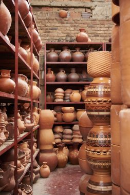 Raquira, Boyaca, Kolombiya 'da seramik çanak çömlek ve tasarım satışa sunuldu..