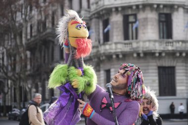 Buenos Aires, Arjantin; 14 Temmuz 2025: İkili olmayan görünürlük günü, cinsiyet kimliğine, dahil edilmeye ve eşit haklara saygı gösterme eylemi. Göster La banda de les mostres.