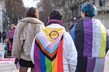Buenos Aires, Arjantin; 14 Temmuz 2025: İkili olmayan görünürlük günü, cinsiyet kimliğine, dahil edilmeye ve eşit haklara saygı gösterme eylemi. LGBTIQ ve ikili olmayan bayraklar.