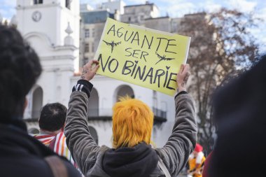 Buenos Aires, Arjantin; 14 Temmuz 2025: İkili olmayan görünürlük günü, cinsiyet kimliğine, dahil edilmeye ve eşit haklara saygı gösterme eylemi. İkili olmamayı destekleyen poster.