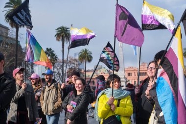 Buenos Aires, Arjantin; 14 Temmuz 2025: İkili olmayan görünürlük günü, cinsiyet kimliğine, dahil edilmeye ve eşit haklara saygı gösterme eylemi. Plaza de Mayo 'da ikili bayrak yok.