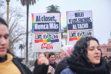 Buenos Aires, Arjantin; 14 Temmuz 2025: İkili olmayan görünürlük günü, cinsiyet kimliğine, dahil edilmeye ve eşit haklara saygı gösterme eylemi. Artık dolaba değil. Milei ve faşistler, çöp kutusuna..