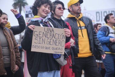 Buenos Aires, Arjantin; 14 Temmuz 2025: İkili olmayan görünürlük günü, cinsiyet kimliğine, dahil edilmeye ve eşit haklara saygı gösterme eylemi. Poster: Cinsiyeti olmayan bir nesil, istediğim bu..