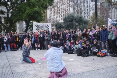 Buenos Aires, Arjantin; 14 Temmuz 2025: İkili olmayan görünürlük günü, cinsiyet kimliğine saygı, dahil etme ve eşit haklara saygı gösterilmesi için protesto. .