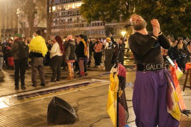 Buenos Aires, Arjantin; 14 Temmuz 2025: İkili olmayan görünürlük günü, cinsiyet kimliğine, dahil edilmeye ve eşit haklara saygı gösterme eylemi. Ari Lorenzo, folklor müzik grubu Invisible 3s ile sahneye çıkıyor..