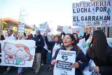 Buenos Aires, Arjantin; 17 Temmuz 2025: Binlerce kişi halk sağlığını desteklemek ve devlet bütçesindeki kesintileri reddetmek amacıyla Garrahan Çocuk Hastanesi 'nden Plaza de Mayo' ya yürüdü.