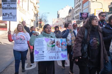 Buenos Aires, Arjantin; 17 Temmuz 2025: Binlerce insan halk sağlığını desteklemek amacıyla Garrahan Pediyatri Hastanesi 'nden Plaza de Mayo' ya yürüdü. Poster: Garrahan bir aile.
