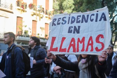 Buenos Aires, Arjantin; 17 Temmuz 2025: Binlerce insan halk sağlığını desteklemek amacıyla Garrahan Pediyatri Hastanesi 'nden Plaza de Mayo' ya yürüdü. Poster: Alevler içinde ikamet.