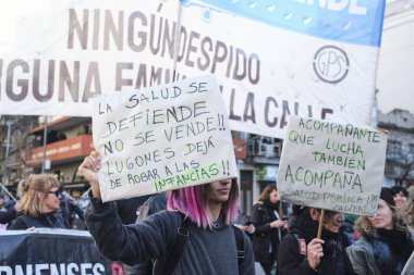 Buenos Aires, Arjantin; 17 Temmuz 2025: Halk sağlığı ve Garrahan Pediyatri Hastanesi 'ne destek yürüyüşü yapıldı. Poster: Sağlık onu savunmaktır, satmak değil! Lugones, çocuklardan çalmayı bırak.