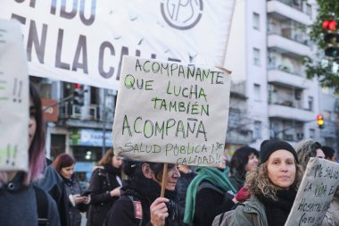 Buenos Aires, Arjantin; 17 Temmuz 2025: Binlerce insan Garrahan Pediyatri Hastanesi ve kamu sağlığına destek için yürüyüş yapıyor. Poster: Savaşan bir arkadaş da eşlik ediyor. Kamu ve kaliteli sağlık.