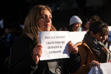 Buenos Aires, Arjantin; 17 Temmuz 2025: Halk sağlığını desteklemek amacıyla Garrahan Pediyatri Hastanesi 'nden Plaza de Mayo' ya yürüdüler. Garrahan 'ı savunmamak için korkak olmak lazım..