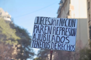 Buenos Aires, Arjantin; 17 Temmuz 2025: Halk sağlığını desteklemek için yürüyüş yapıldı. Birçok emekli protestoya katıldı. Poster: Ülkenin yargıçları emeklilerin baskısını durduruyor. Haklarımız var.