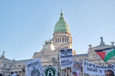 Buenos Aires, Arjantin; 17 Temmuz 2025: Binlerce insan Garrahan Pediyatri Hastanesi ve kamu sağlığına destek için yürüdü. Kongre önünde posterler: Garrahan için ulusal grev.