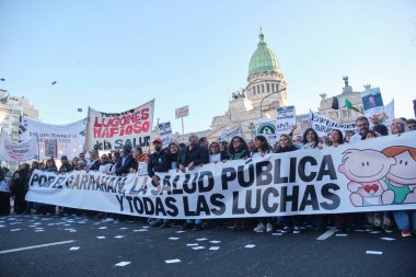 Buenos Aires, Arjantin; 17 Temmuz 2025: Halk sağlığını desteklemek amacıyla Garrahan Pediyatri Hastanesi 'nden Plaza de Mayo' ya yürüdüler. Banner: Garrahan için, halk sağlığı ve tüm mücadeleler.