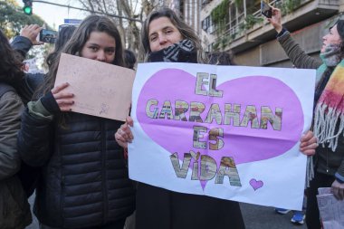 Buenos Aires, Arjantin; 17 Temmuz 2025: Binlerce insan halk sağlığını desteklemek amacıyla Garrahan Pediyatri Hastanesi 'nden Plaza de Mayo' ya yürüdü. Garrahan 'ın posteri hayattır..