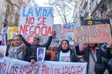 Buenos Aires, Arjantin; 17 Temmuz 2025: Halk sağlığını desteklemek ve devlet bütçe kesintilerini reddetmek amacıyla insanlar Garrahan Pediyatri Hastanesi 'nden Plaza de Mayo' ya yürüdü. Protesto posterleri