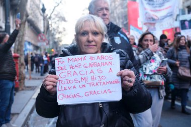 Buenos Aires, Arjantin; 17 Temmuz 2025: halk sağlığını desteklemek için yürüyüş. 10 yıl boyunca Garrahan Hastanesi 'nde annelik yaptım, oğlumun tedavi görmesi sayesinde. Teşekkür ederim..