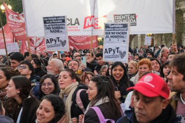 Buenos Aires, Arjantin; 17 Temmuz 2025: Binlerce insan halk sağlığını desteklemek amacıyla Garrahan Pediyatri Hastanesi 'nden Plaza de Mayo' ya yürüdü. Garrahan Hastanesi 'ne destek afişleri.
