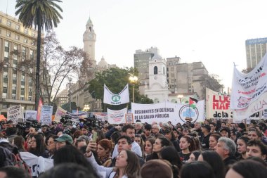 Buenos Aires, Arjantin; 17 Temmuz 2025: Binlerce insan Garrahan Pediyatri Hastanesi ve kamu sağlığına destek için yürüdü. Plaza de Mayo 'daki Banner: Halk sağlığını savunan sakinler.