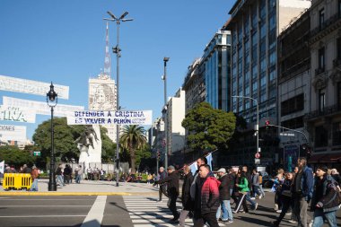 Buenos Aires, Arjantin; 18 Haziran 2025: Eski başkan Cristina Fernandez de Kirchner 'a destek olmak amacıyla yolsuzluk davası nedeniyle kamu görevinden ihraç edildi..