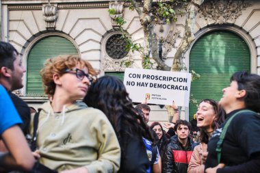 Buenos Aires, Arjantin; 18 Haziran 2025: Eski cumhurbaşkanı Cristina Fernandez de Kirchner 'a destek olmak amacıyla. Poster: Protesto ile demokrasi olmaz.