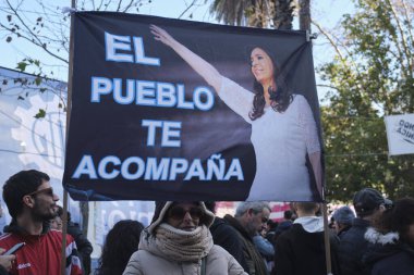 Buenos Aires, Arjantin; 18 Haziran 2025: Eski cumhurbaşkanı Cristina Fernandez de Kirchner 'a destek olmak amacıyla. Poster: İnsanlar seninle..
