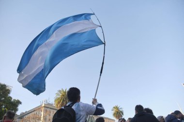 Buenos Aires, Arjantin; 18 Haziran 2025: Eski başkan Cristina Fernandez de Kirchner 'a destek olmak amacıyla yolsuzluk davası nedeniyle kamu görevinden ihraç edildi..